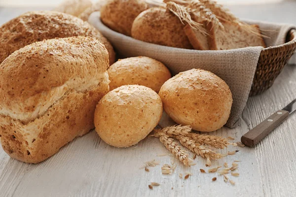 Ahşap masa lezzetli ekmek ile güzel kompozisyon