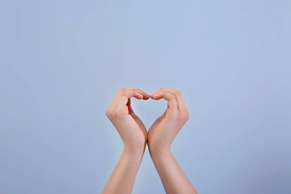Forme de coeur faite par les mains levées sur fond clair. Concept de bénévolat — Photo
