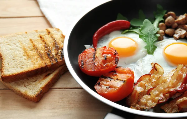 Koekenpan met smakelijke eieren — Stockfoto