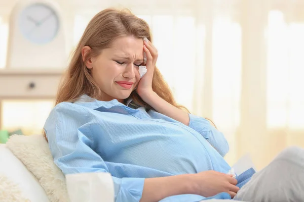 Schöne schwangere Frau — Stockfoto