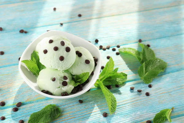 Helado de menta con chispas de chocolate —  Fotos de Stock