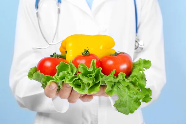 Young nutritionist with fresh vegetables — Stock Photo, Image