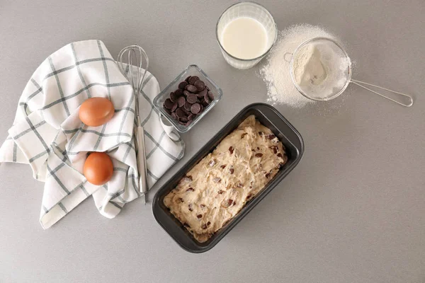 çiğ hamur ve malzemeler