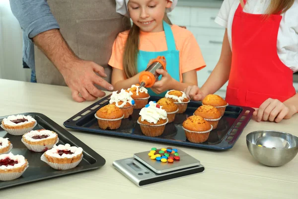 子供の料理教室中にデザートを準備する教師グループ — ストック写真