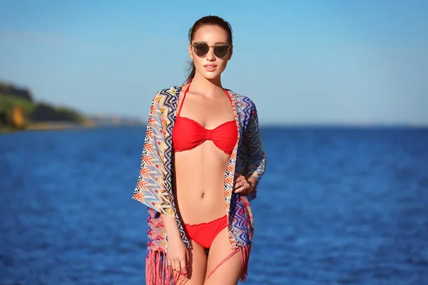Hermosa mujer joven en ropa de playa — Foto de Stock