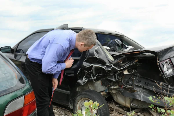 Pojištění kontroly rozbité auto — Stock fotografie