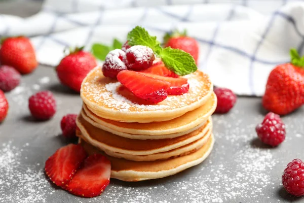 Pancakes with raspberries and strawberries — Stock Photo, Image