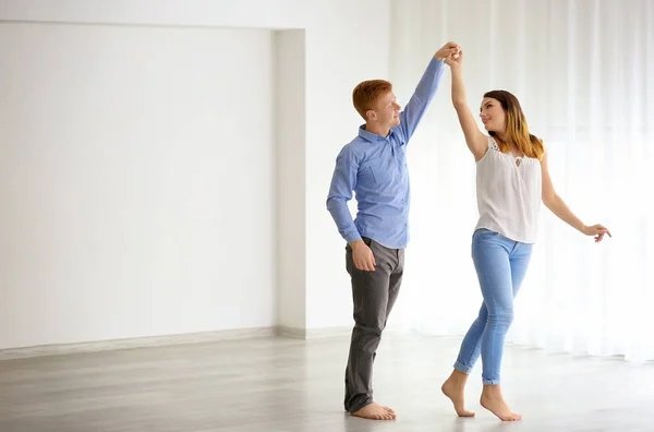Υπέροχο ζευγάρι που χορεύει σε νέο κενό διαμέρισμα — Φωτογραφία Αρχείου