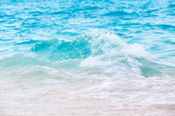 Sea waves on beach at resort — Stock Photo, Image