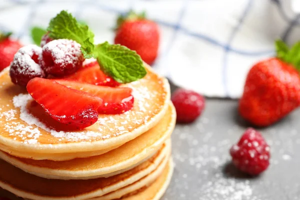 Pfannkuchen mit Himbeeren und Erdbeeren — Stockfoto