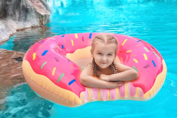 Söt Liten Flicka Med Uppblåsbara Donut Poolen — Stockfoto