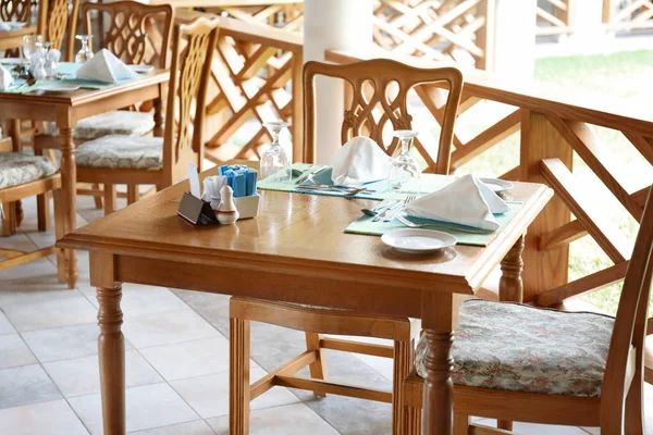 Tabel vastgesteldop resort in modern café — Stockfoto