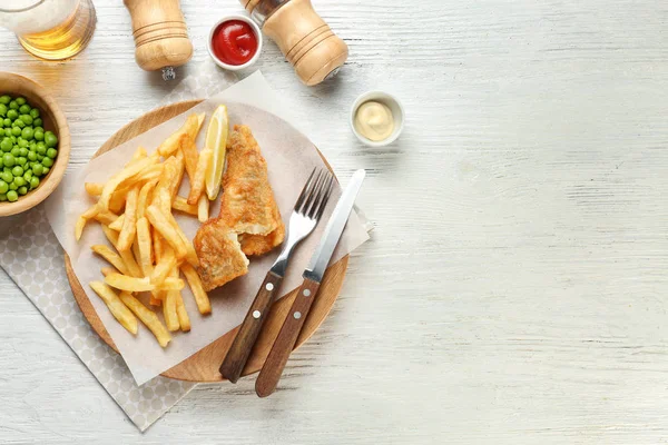 Pescado frito y patatas fritas —  Fotos de Stock
