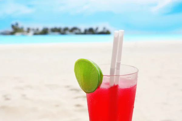 Glas met cocktail op zee strand — Stockfoto