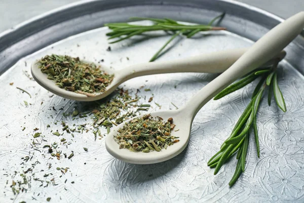 Herbes séchées et romarin frais — Photo