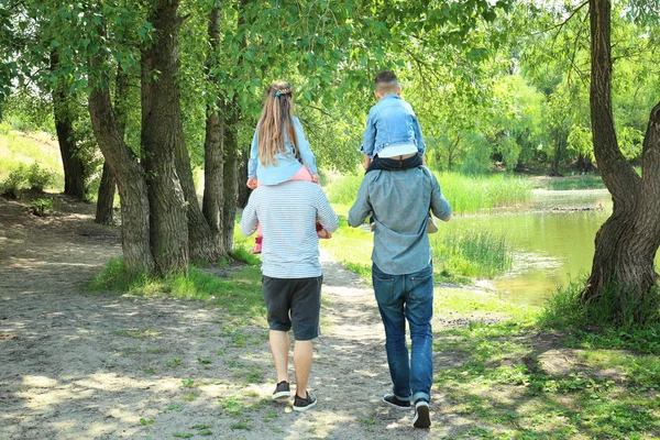 Couple gay avec enfants marchant dans le parc — Photo