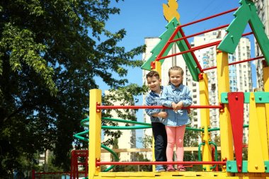 Çocuk parkında oynayan çocuklar