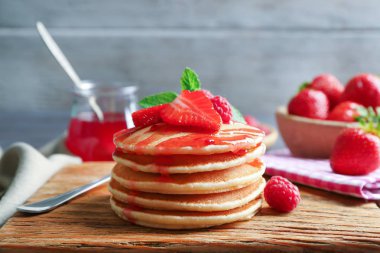 Ahududu ve çilekli krep.