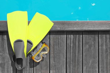 Aksesuar ahşap duba üzerinde denizde resort dalış için. Yaz tatil kavramı