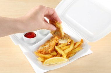 Bir parça balık tutan kadın