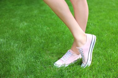 Pembe spor ayakkabılı kadın bacakları 