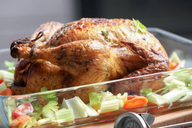 Lezzetli Türkiye ve sebze ile pişirme çanağı