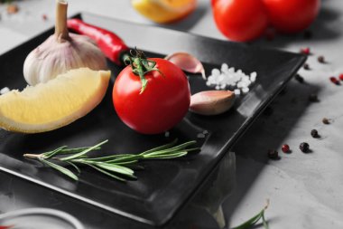 Biberiye ve baharatlar ile plaka