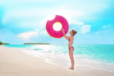 renkli şişme çörek kadınla 