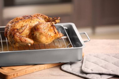 Tepsi pişirme üzerinde lezzetli altın Türkiye