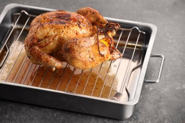 Tepsi pişirme üzerinde lezzetli altın Türkiye