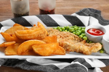 Kızarmış balık ile plaka