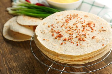 Mutfak masasının üzerinde nefis ekmeği ile kompozisyon