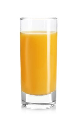 Beyaz arka planda bir bardak taze portakal suyu.