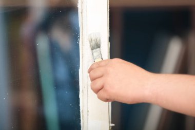 Bir fırça ile işçi el