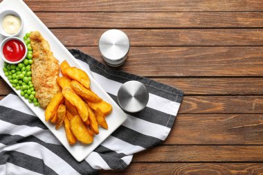 Kızarmış balık ile plaka