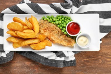 Kızarmış balık ile plaka