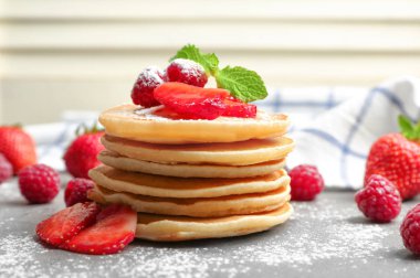 Ahududu ve çilekli krep.