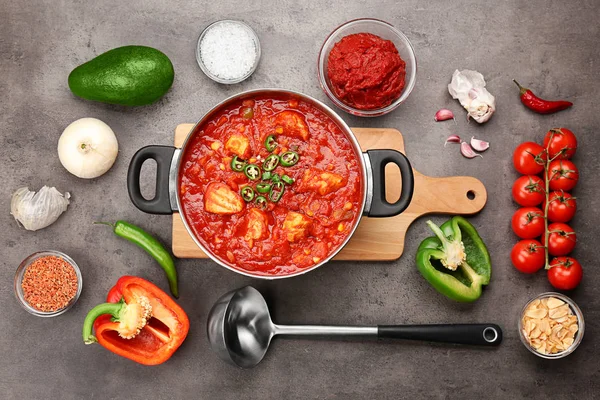Sammansättning med läckra Turkiet chili och ingredienser — Stockfoto