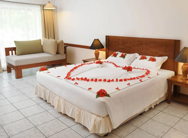 심장의 꽃으로 장식 된 침대 — 스톡 사진