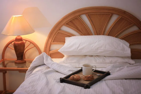 Tray Tasty Breakfast Bed Hotel Room — Stock Photo, Image