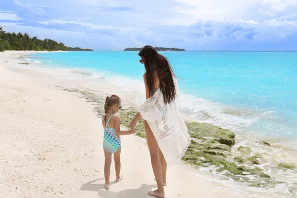 Mulher bonita com filha na praia do mar — Fotografia de Stock