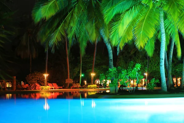 Vista nocturna de la piscina cerca del hotel moderno — Foto de Stock