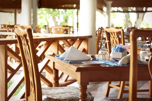 Стіл в сучасному кафе на курорті — стокове фото