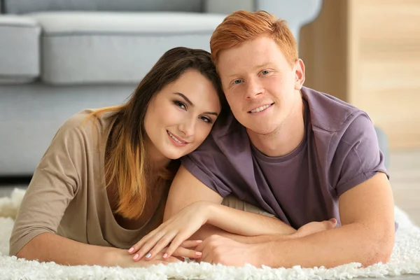 Joyeux jeune couple se reposant à la maison — Photo