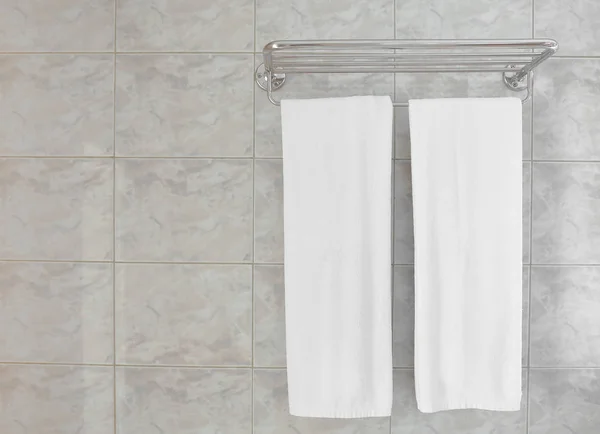 在酒店浴室的墙上有毛巾的架子 — 图库照片