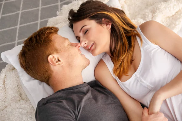幸せな若いカップル ベッドに横たわって — ストック写真