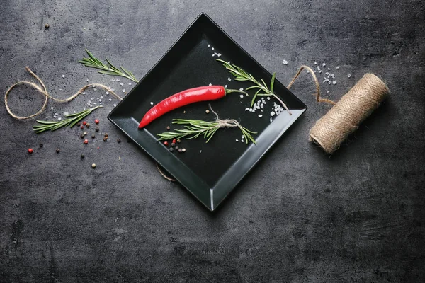 Verse rozemarijn en chili — Stockfoto