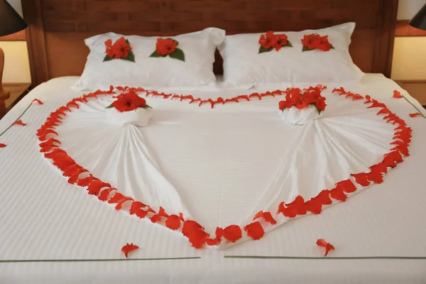 Кровать украшена сердцем из цветов — стоковое фото