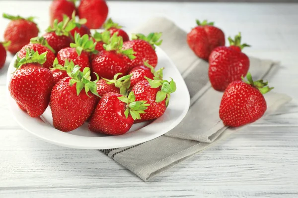 Plate with delicious strawberry on table — Stock Photo, Image