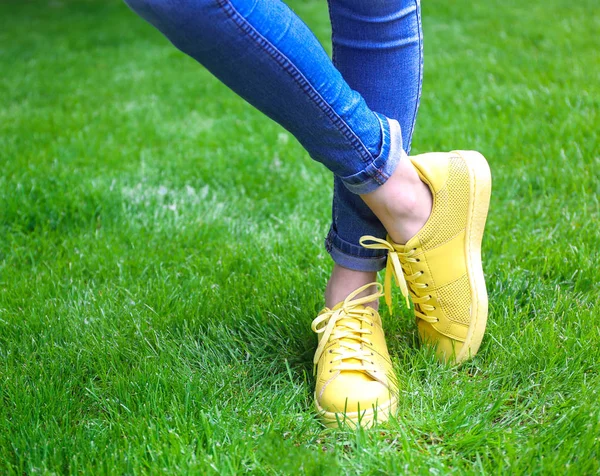 Gambe femminili in jeans — Foto Stock